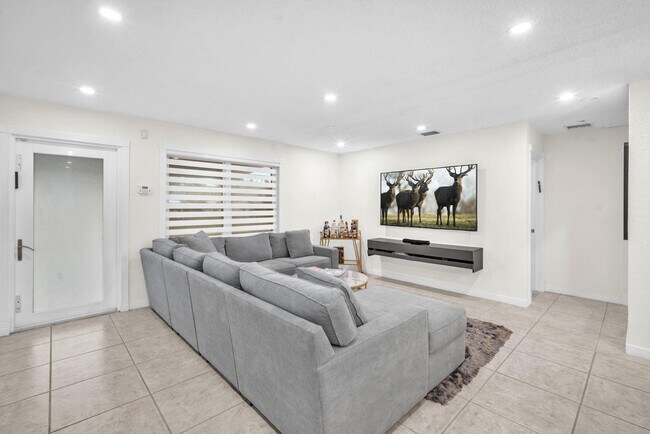 Building Photo - 4521 SW 34th Dr