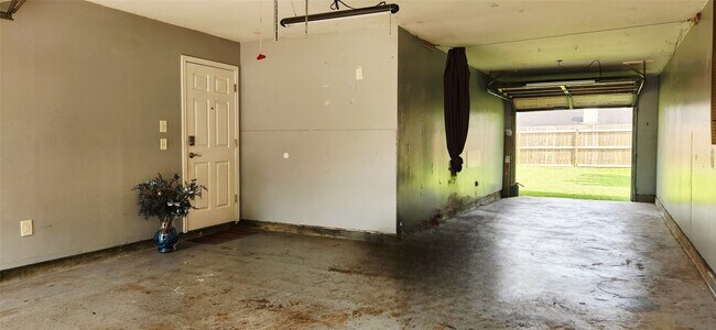 Building Photo - 213 Mango St