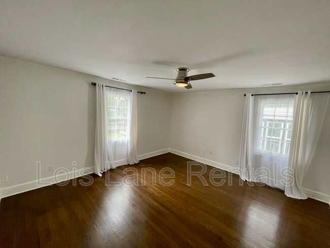 Building Photo - 3 1/2 Saint Michaels Alley