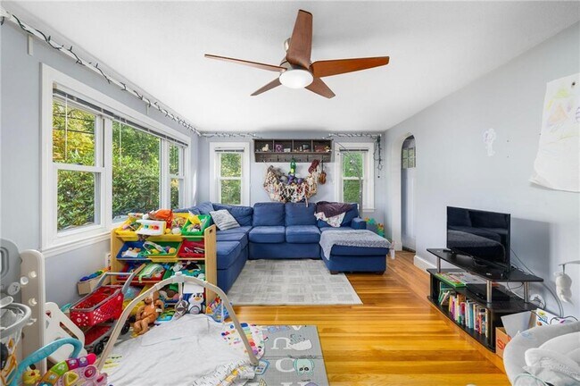 Building Photo - 61 School St