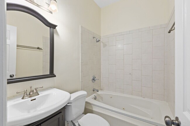 Building Photo - 2005 Lynch St