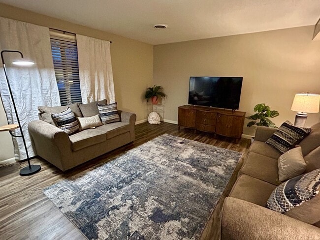 Building Photo - 917 Davis Blvd