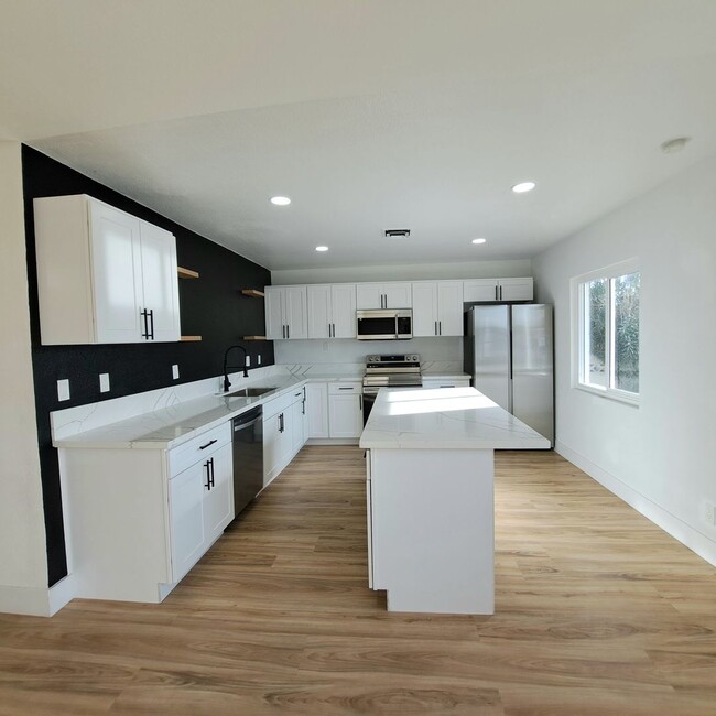 Building Photo - Stunning Newly Renovated Three Bedroom