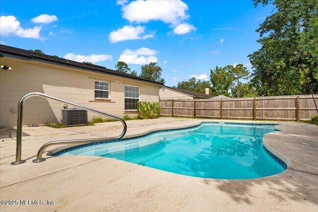 Building Photo - 1701 Donna Dr