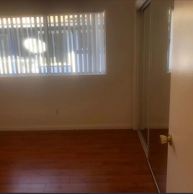 Building Photo - 1024 Justin Ave