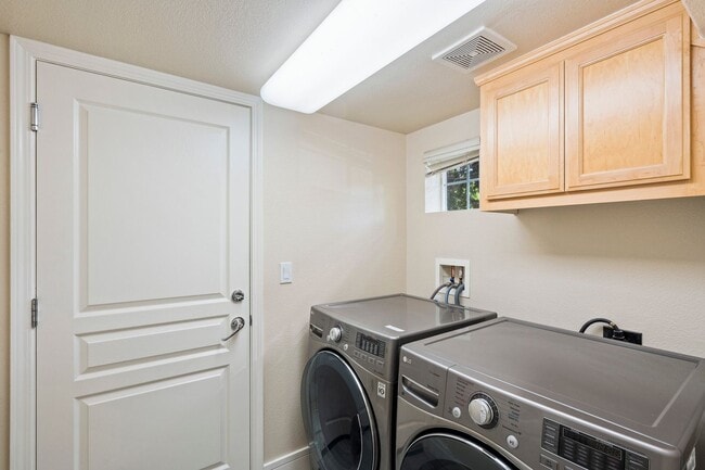 Building Photo - VERSATILE LUXURY LIVING IN RIVERMARK CORNE...