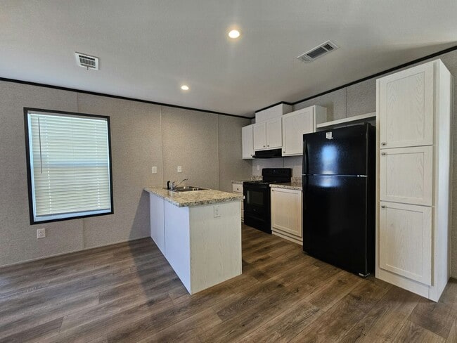 Building Photo - 527 Suwanee Dr