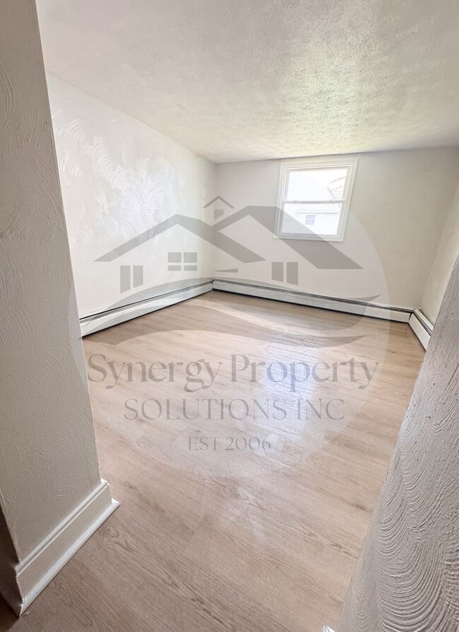 Building Photo - Unity Dr 810-812