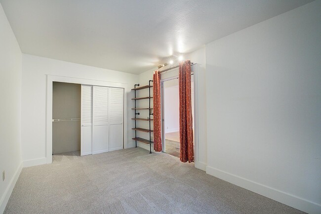 Building Photo - 1038 Lakeview Blvd E