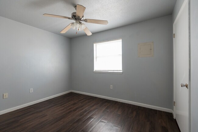 Building Photo - 131 N Duck St