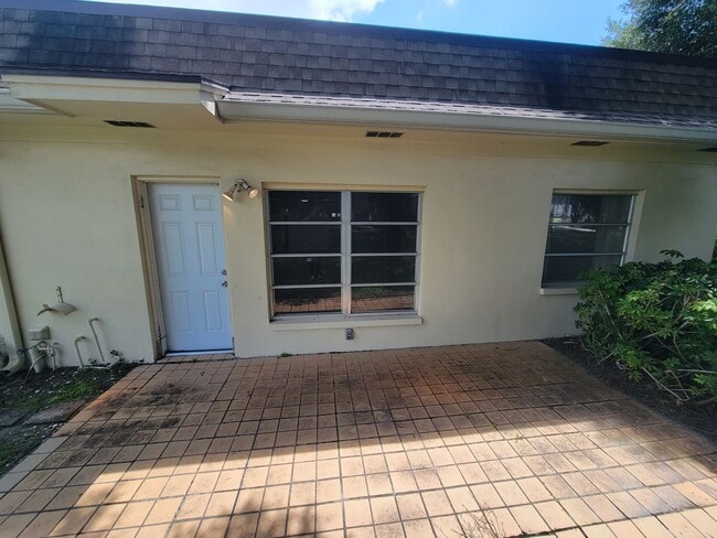 Building Photo - 2/2 Villa in Clearwater - 55+ Community