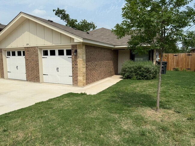 Building Photo - 1204 N 8th St