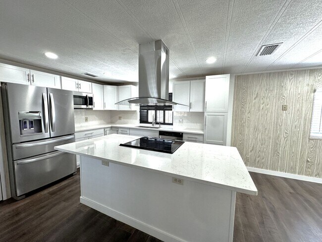 Building Photo - Stunning 2/2 Home in 55+ Leesure Village