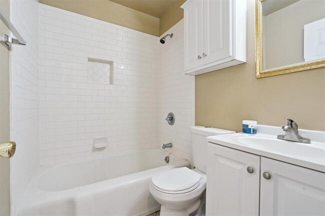 Building Photo - 317 E Key Blvd