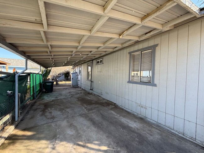 Building Photo - Fresh Paint!