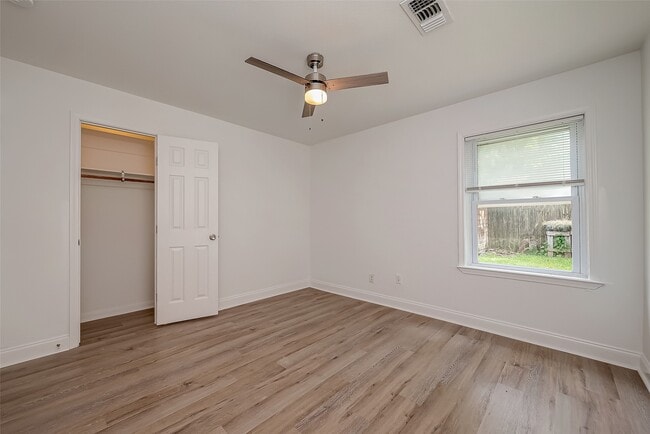 Building Photo - 917 Adele St