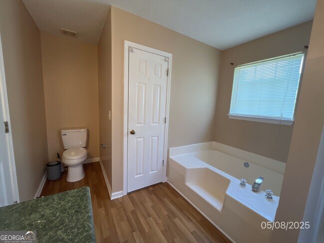 Building Photo - 260 Village Dr