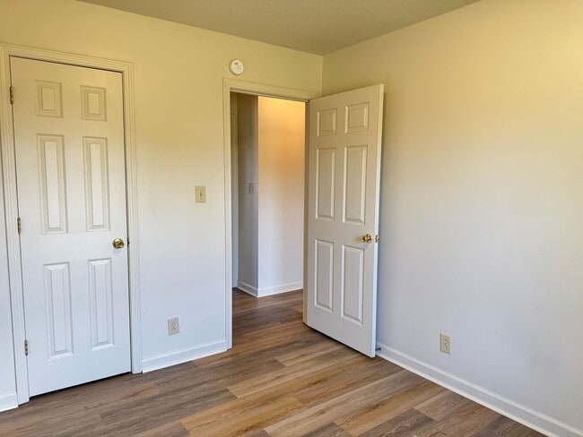 Building Photo - Convenient Location!  3 bedroom 2 bath wit...
