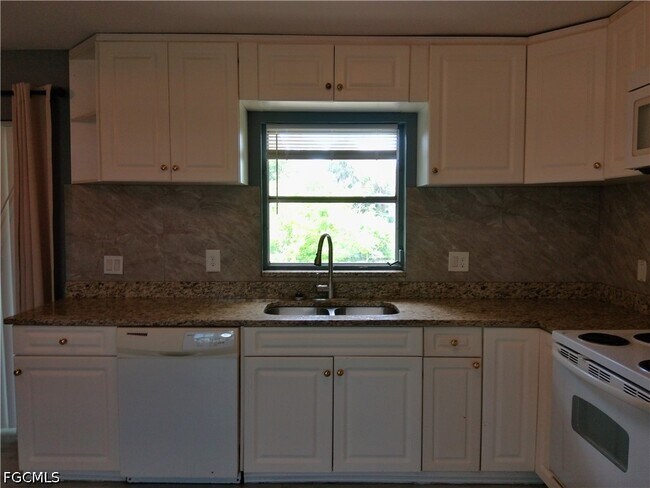 Building Photo - 893 Iris Dr