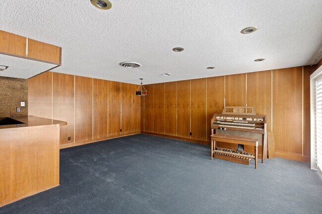 Building Photo - Welcome to this Beautiful Ranch-Style Home...