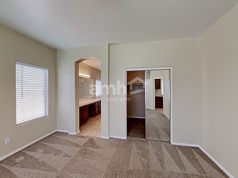 Building Photo - 850 W Vineyard Plains Dr