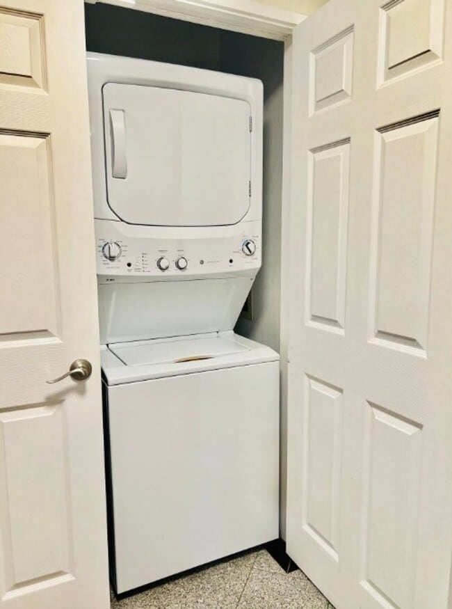 Building Photo - Spacious 2BR/2BA Condo with Garden View – ...