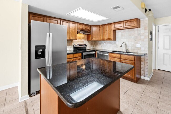 Building Photo - Oceanfront 2 Bedroom Condo with Stunning Views