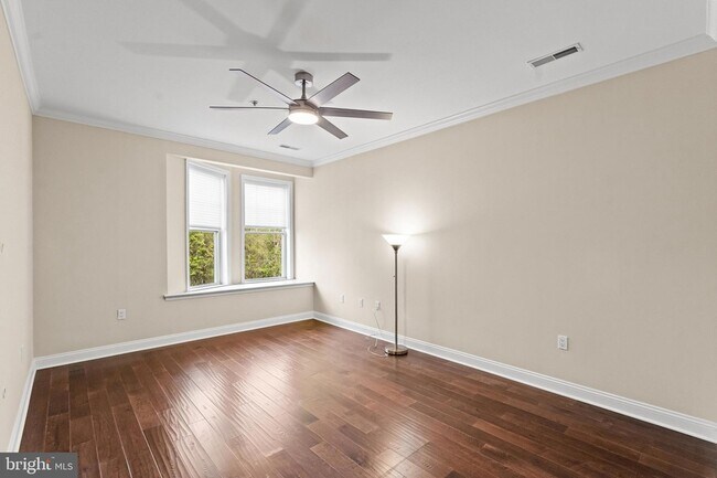 Building Photo - 2022 Crescent Wy