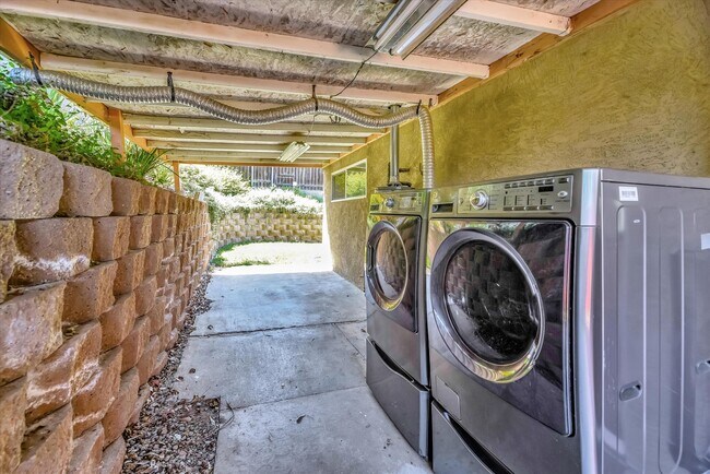 Building Photo - 8624 La Butte Ln