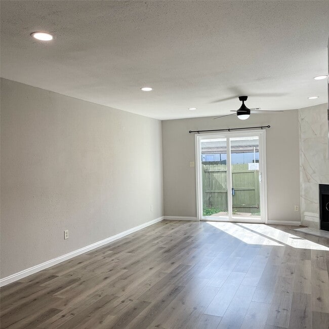 Building Photo - 8718 Victorian Village Dr