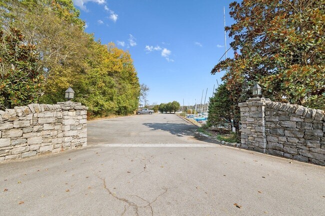 Building Photo - 301 Anchor Dr