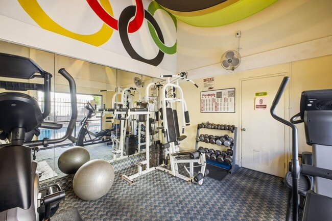 Building Photo - 6333 La Jolla Blvd