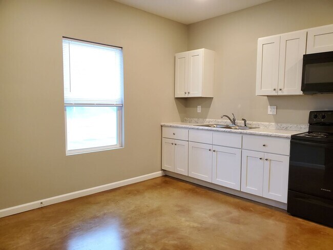 Building Photo - 2 Bedroom, 1 Bath apartment