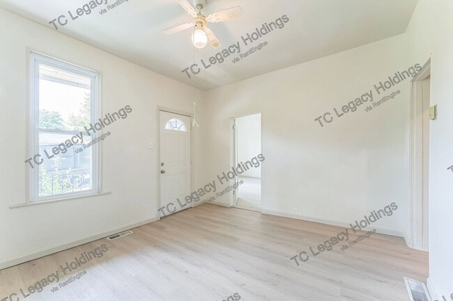 Building Photo - 907 Floral Ave