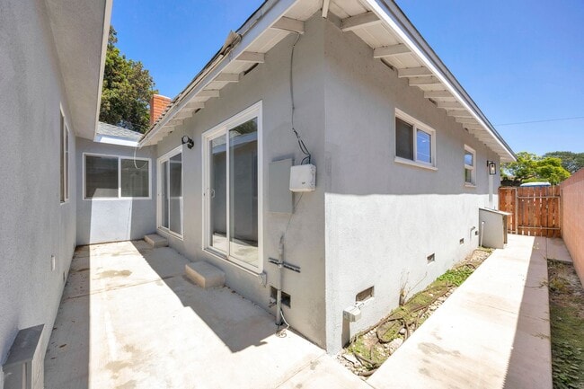Building Photo - 3 Bedroom and 2 Bathroom Home – Close to C...