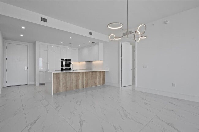 Building Photo - 220 Lake Shore Dr