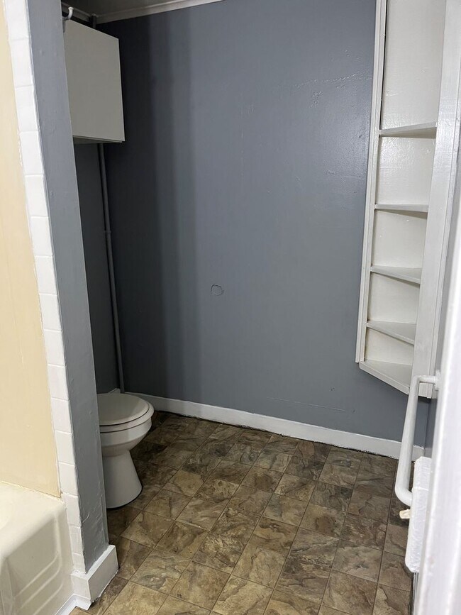 Building Photo - 610 Turtle St