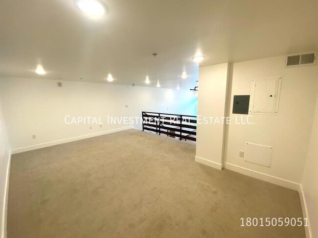 Building Photo - 877 S 200 W