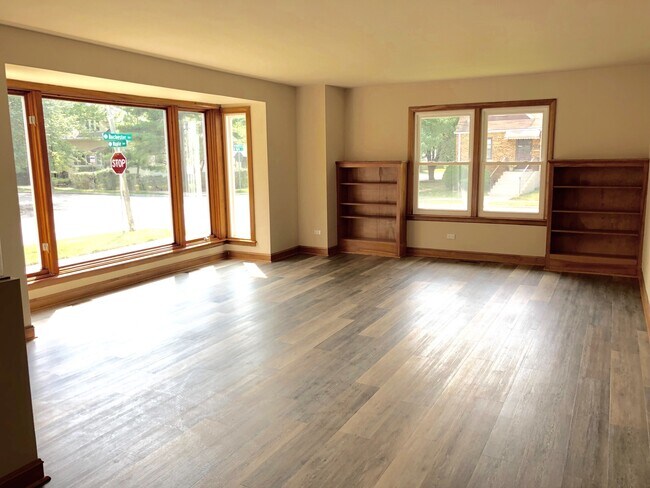 Building Photo - Updated 3Bed/2Bath Home For Rent Brookfield! 2 Car Attached Garage