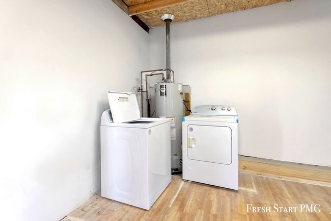 Building Photo - Convenient & Comfortable Living in Downtow...