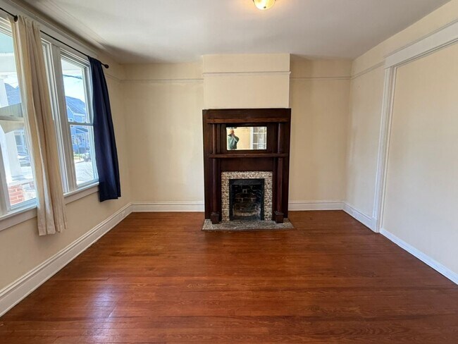 Building Photo - Spacious 3BR / 2BA apartment with ensuite bath and in-unit laundry