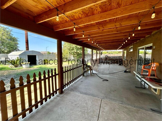 Building Photo - Stunning 4 Bed/2 Bath in SW Bakersfield w/...