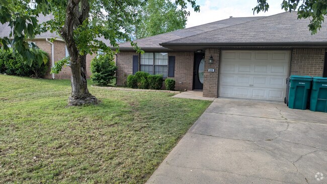 Building Photo - 809 E Eastview Dr