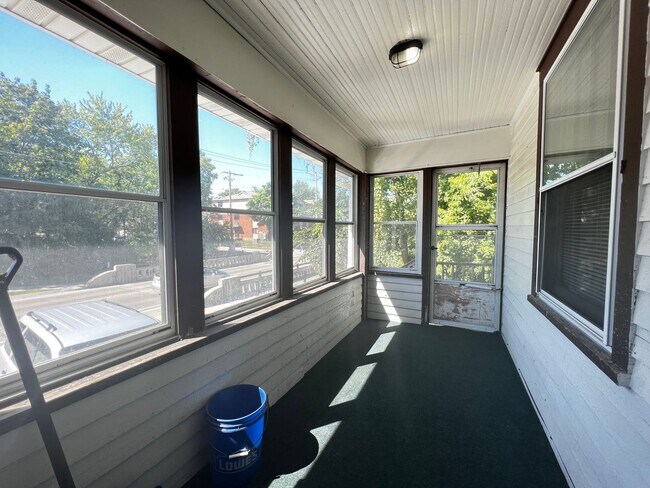 Building Photo - $2,200 | 3 Bedroom + Bonus Room , 2 Bathro...