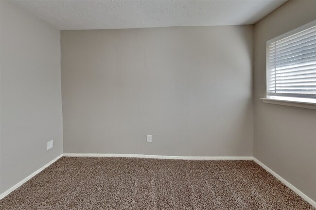 Building Photo - 3206 Birch Creek Dr