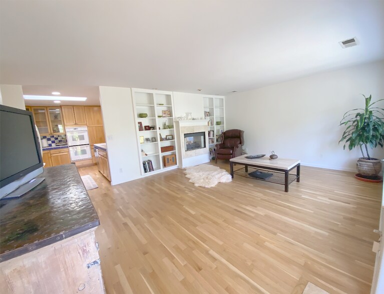 Furnished living room with built-in bookplace - 9 Scenic Ave