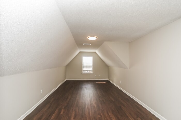 Building Photo - 9939 Greenalder Cove N