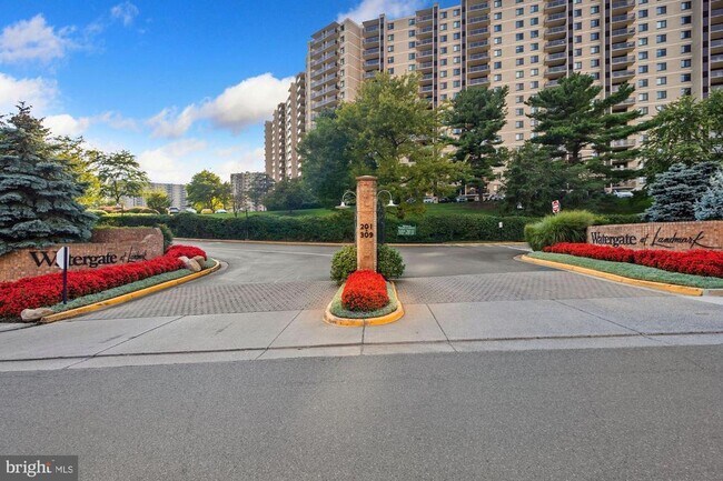 Building Photo - 307 Yoakum Pkwy