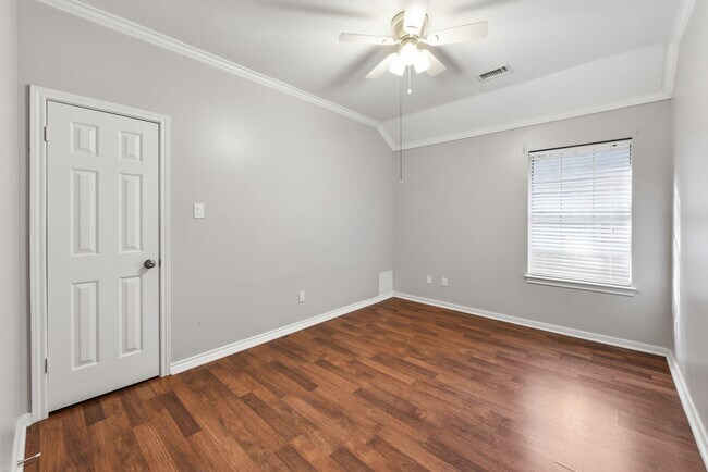 Building Photo - 1813 Oakwood Dr E