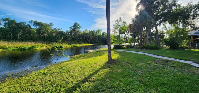 Building Photo - 2 Bedroom, 3 Bathroom House in Bradenton